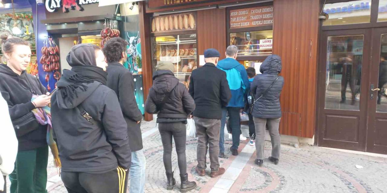 Edirne’de Ramazan Pidesi Kuyruğu