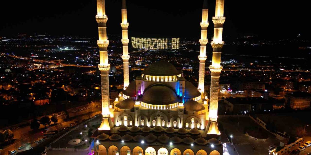 Abdülhamit Han Camii, Ramazan’da Görenleri Mest Ediyor