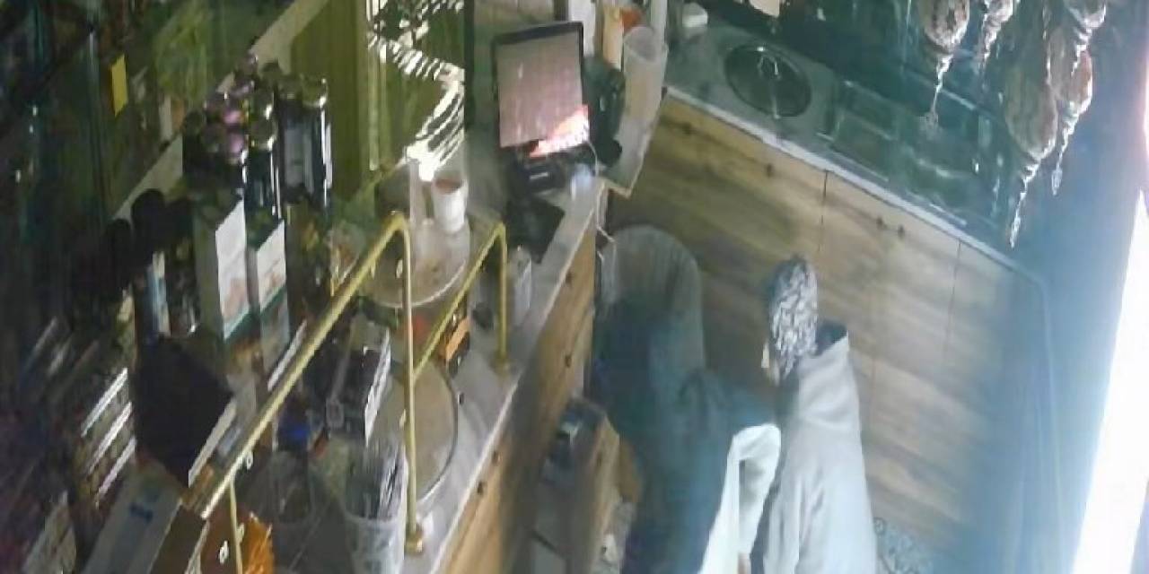 Tatlıcıdaki Hırsızlık Anı Kamerada: 4 Bin Tl Ve Sma Bağış Kumbarasını Çaldılar