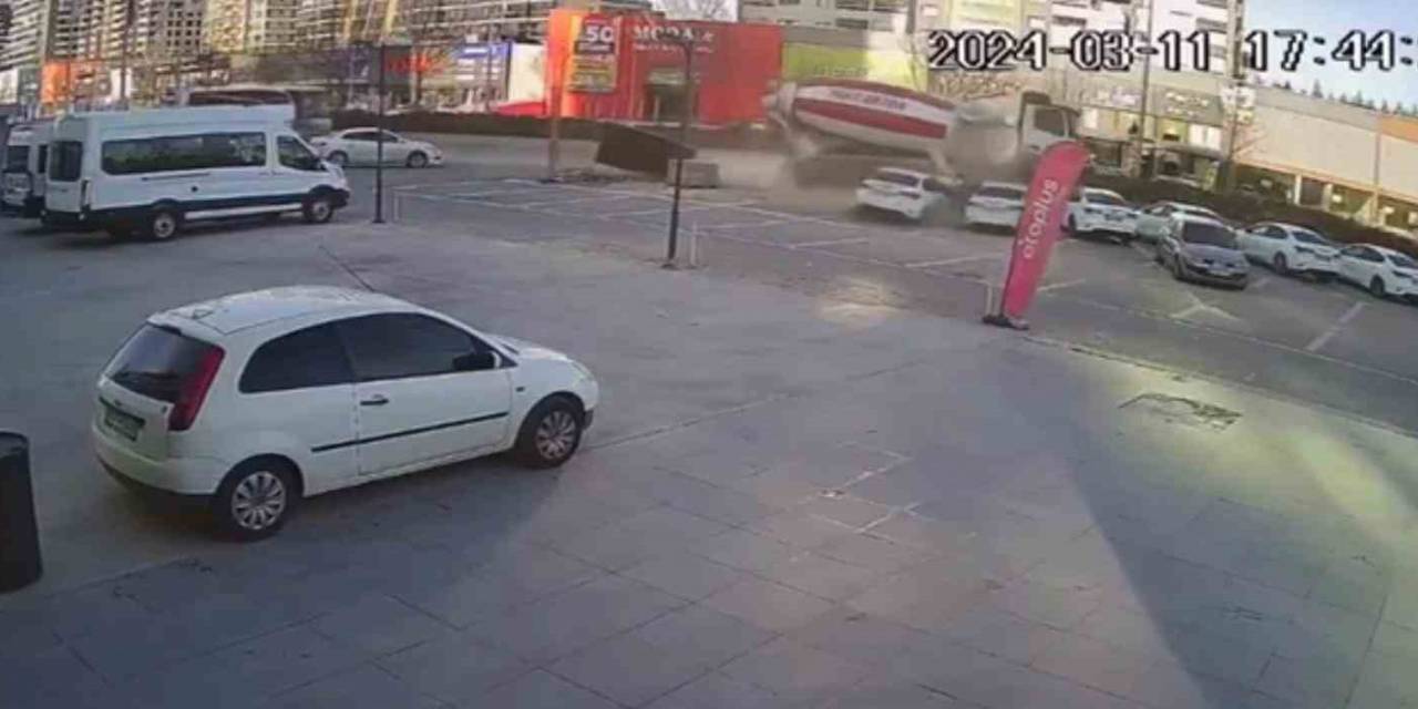 Ankara’da Kontrolden Çıkan Mikser Park Halindeki Araçlara Çarparak Durabildi