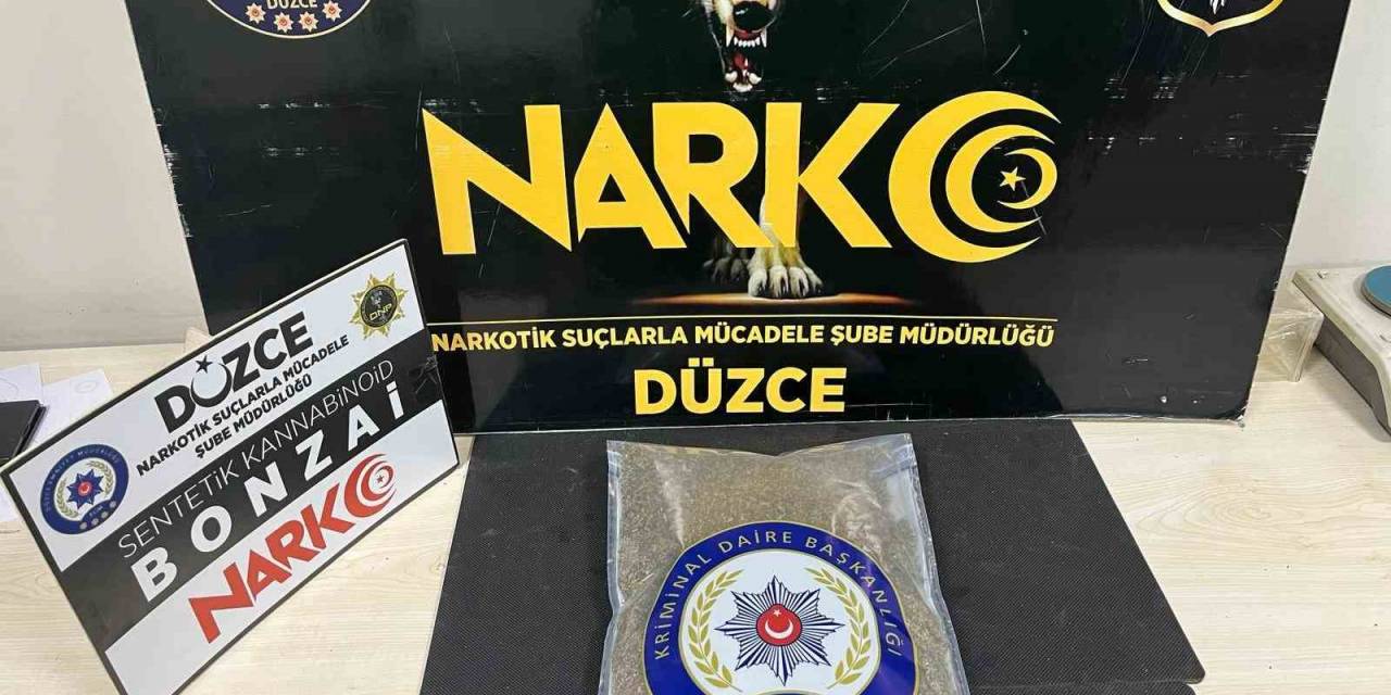 Polisleri Görünce Bir Torba Uyuşturucuyu Yol Kenarına Attı