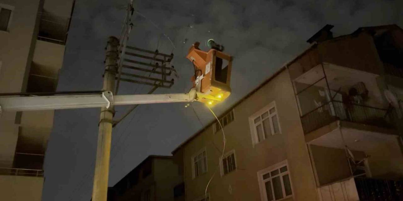 Elektrik Kabloları Bomba Gibi Patladı: 10 Sokak Karanlığa Gömüldü