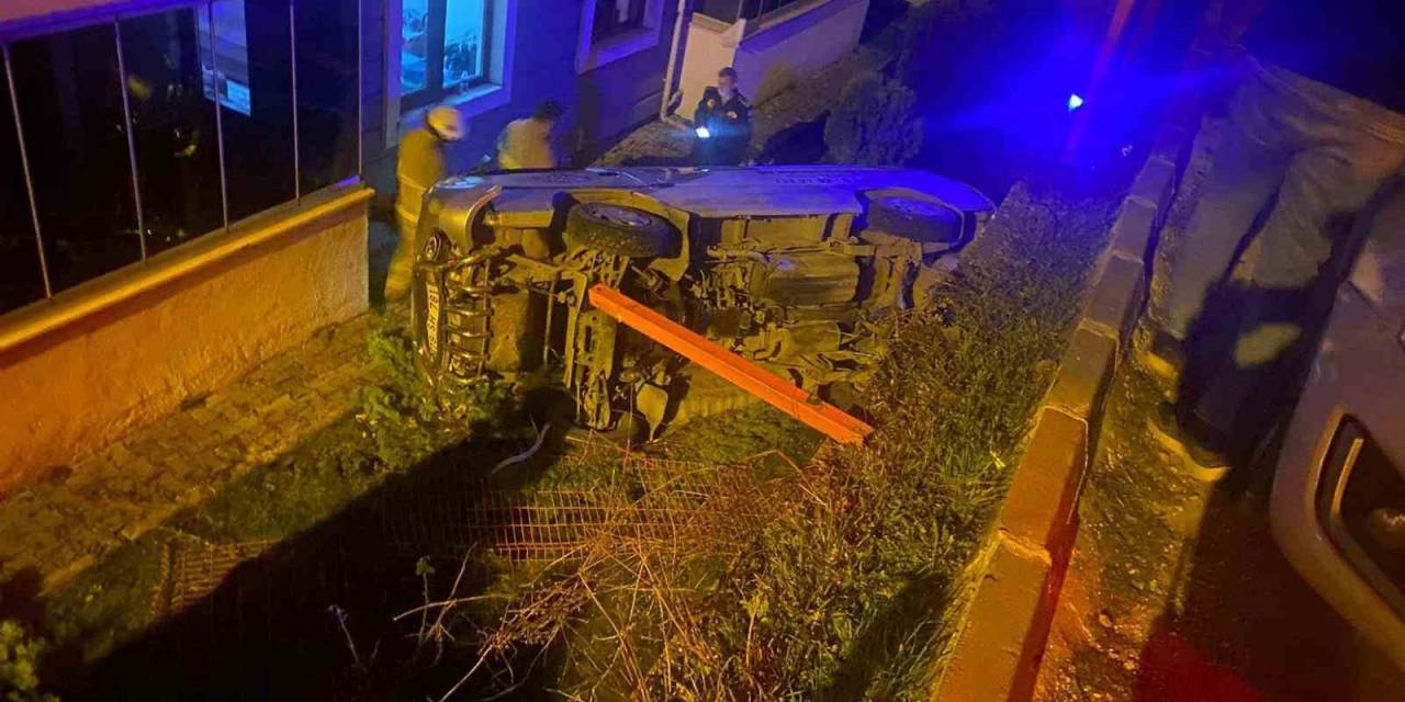 Sitenin Bahçesine Uçan Araçtaki 3 Kişi Yaralandı