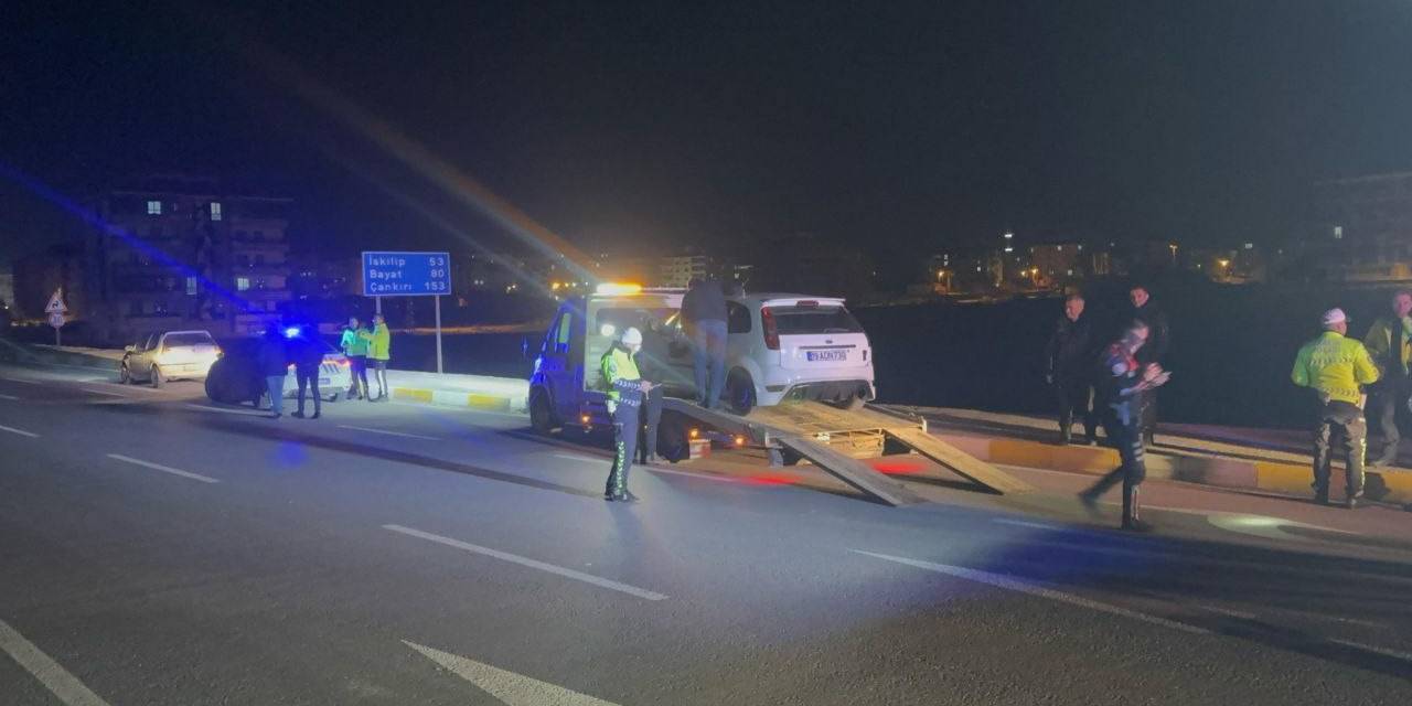 Polislerden Kaçarken Ekip Otosuna Çarpan Sürücü Ehliyetsiz Çıktı