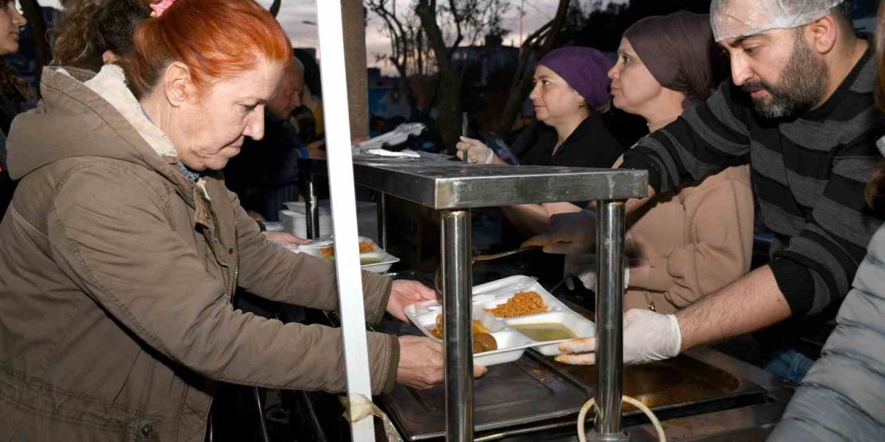 Kuşadası Belediyesi İftar Günlerinin İlki İkiçeşmelik Mahallesi’nde Düzenlendi