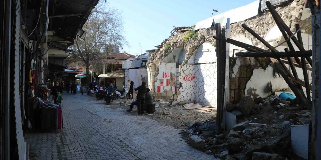 Depremin Vurduğu Tarihi Çarşıda Buruk Ramazan Alışverişi