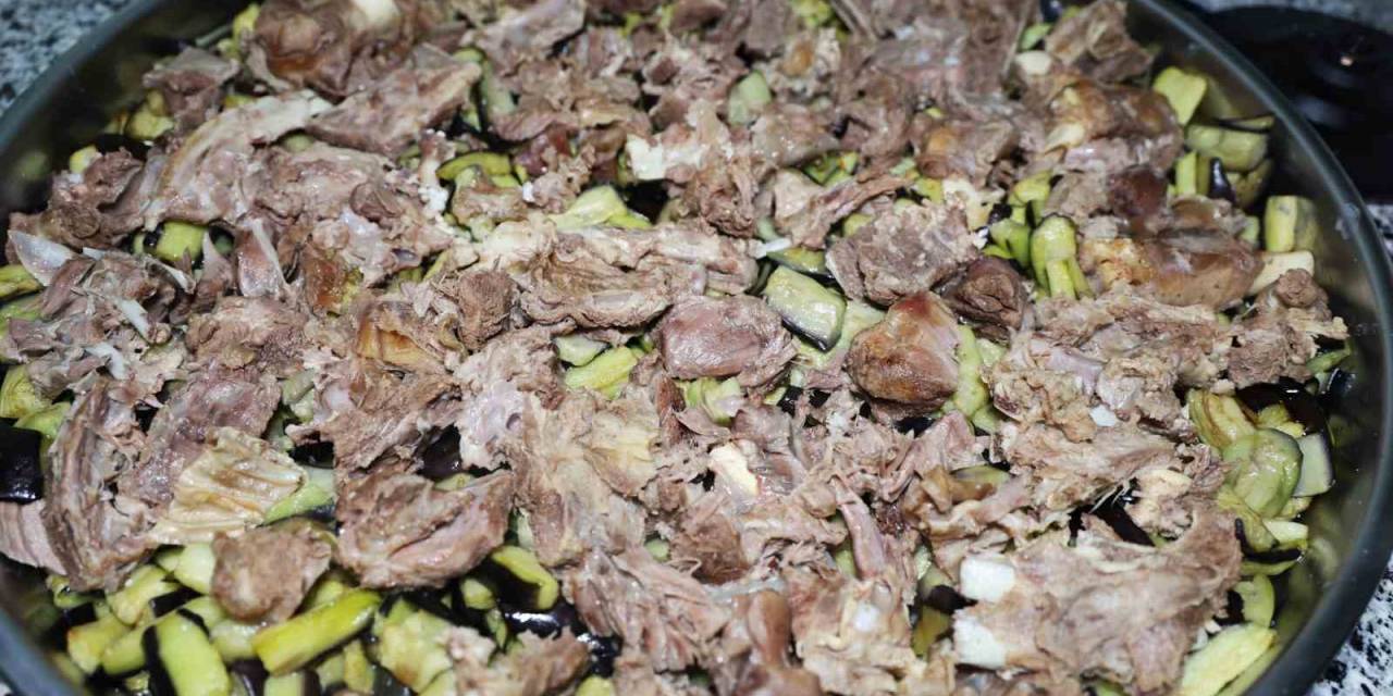 Gönüllü Annelerin Ellerinde Pişen Yemekler İhtiyaç Sahiplerine Ulaştırılıyor