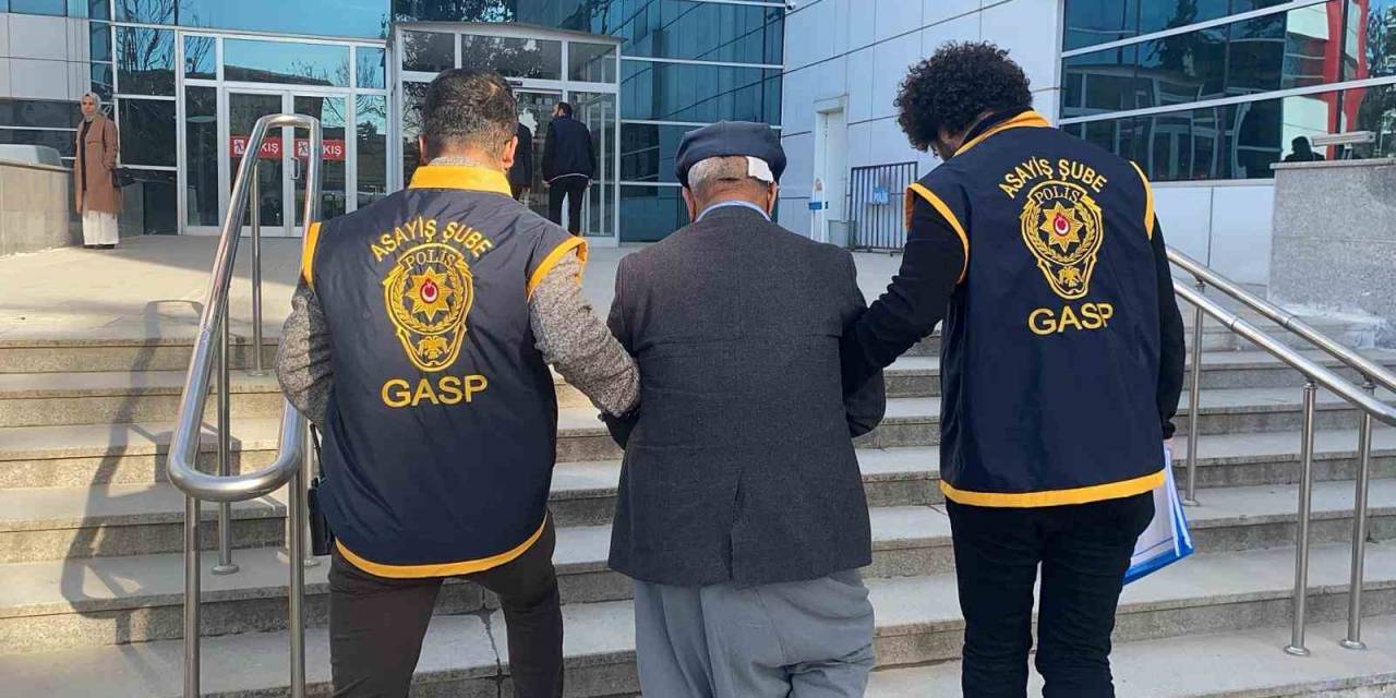 Eşini Öldürdükten Sonra Pencereden Etrafı İzlemiş