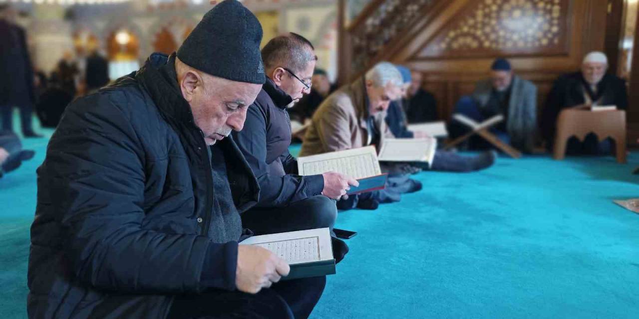 Van’da Camilerde Mukabele Okunuyor