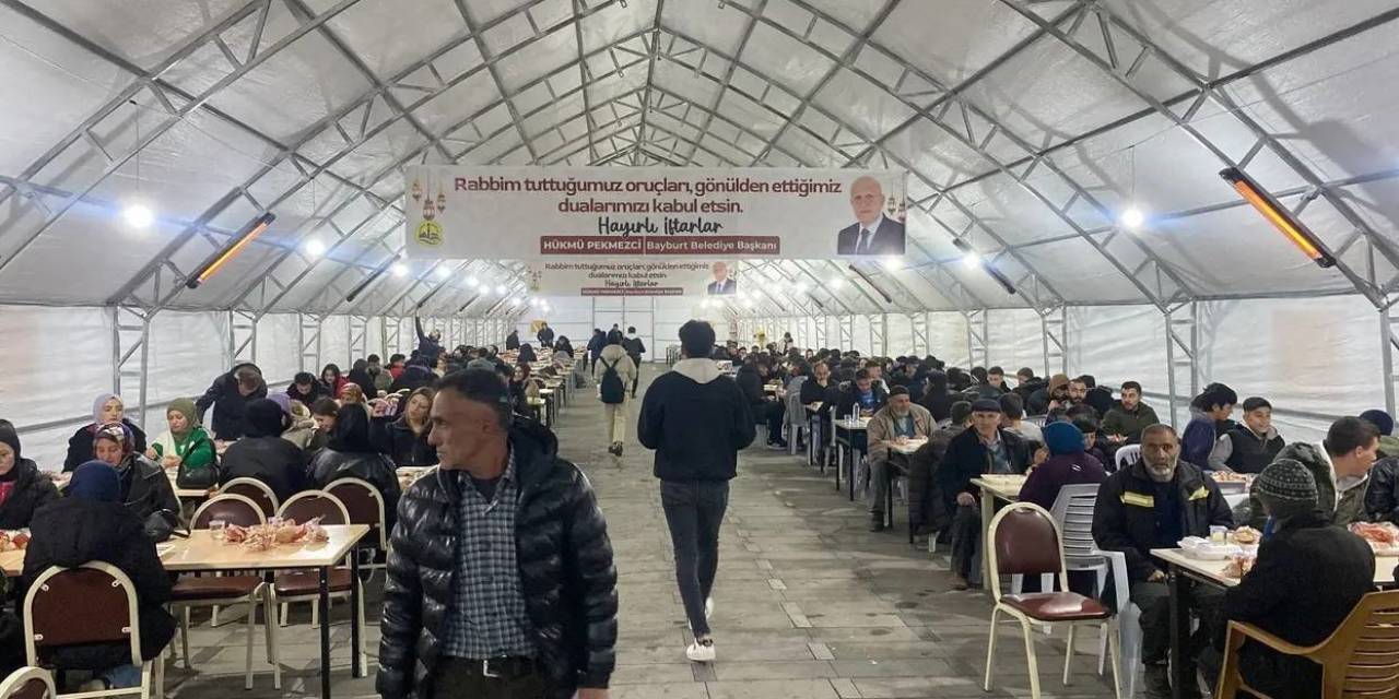 İftar Çadırında Yüzlerce Vatandaş Orucunu Açtı