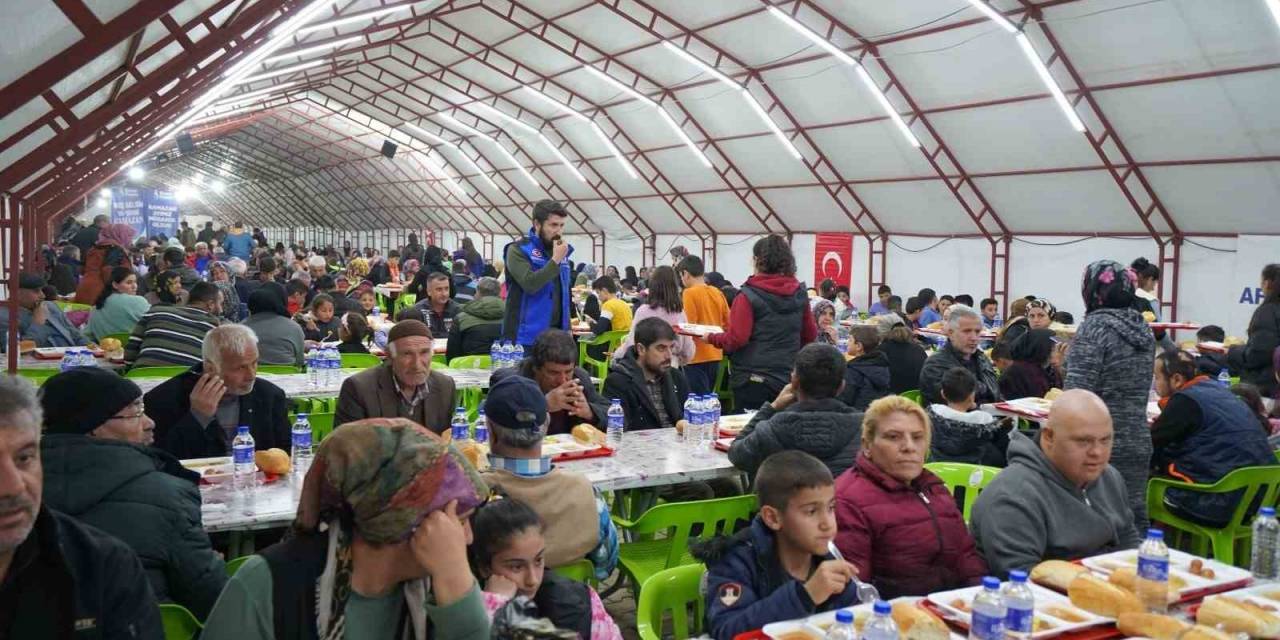 Depremzedeler İlk İftarını Afad’ın İftar Çadırında Açtı