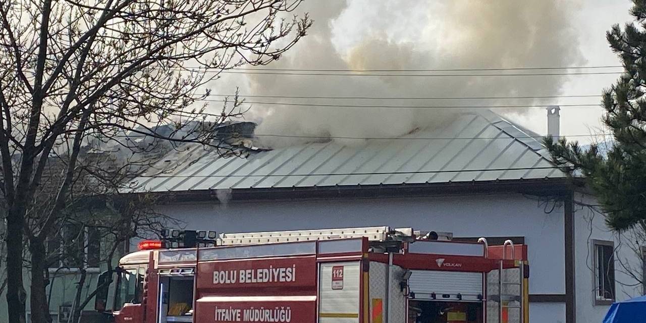 Yaşlı Çiftin Balkona Koyduğu Kömür Kovası 3 Evi Yaktı