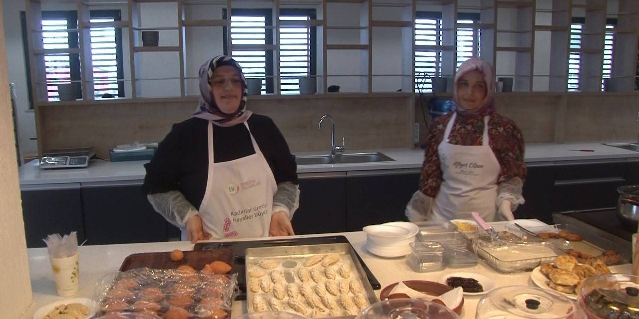 Beykoz’un Erguvanları Ürettiklerini Satmaya Devam Ediyor