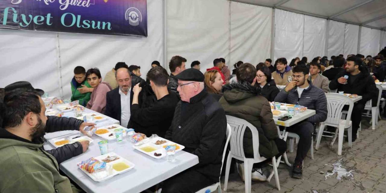 Başkan Kurt İlk İftarını Büyükdere Mahallesi’ndeki İftar Çadırında Yaptı