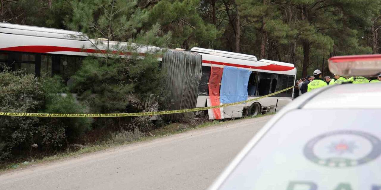 İzmir’de Yolcuların Olduğu Belediye Otobüsüne Tır Çarptı: 1 Ölü, 4 Yaralı