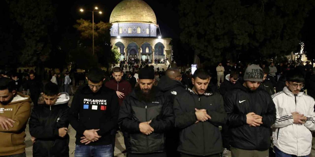 Mescid-i Aksa’da Ramazanın İlk Gününde Teravih Namazı 35 Bin Kişiyle Kılındı