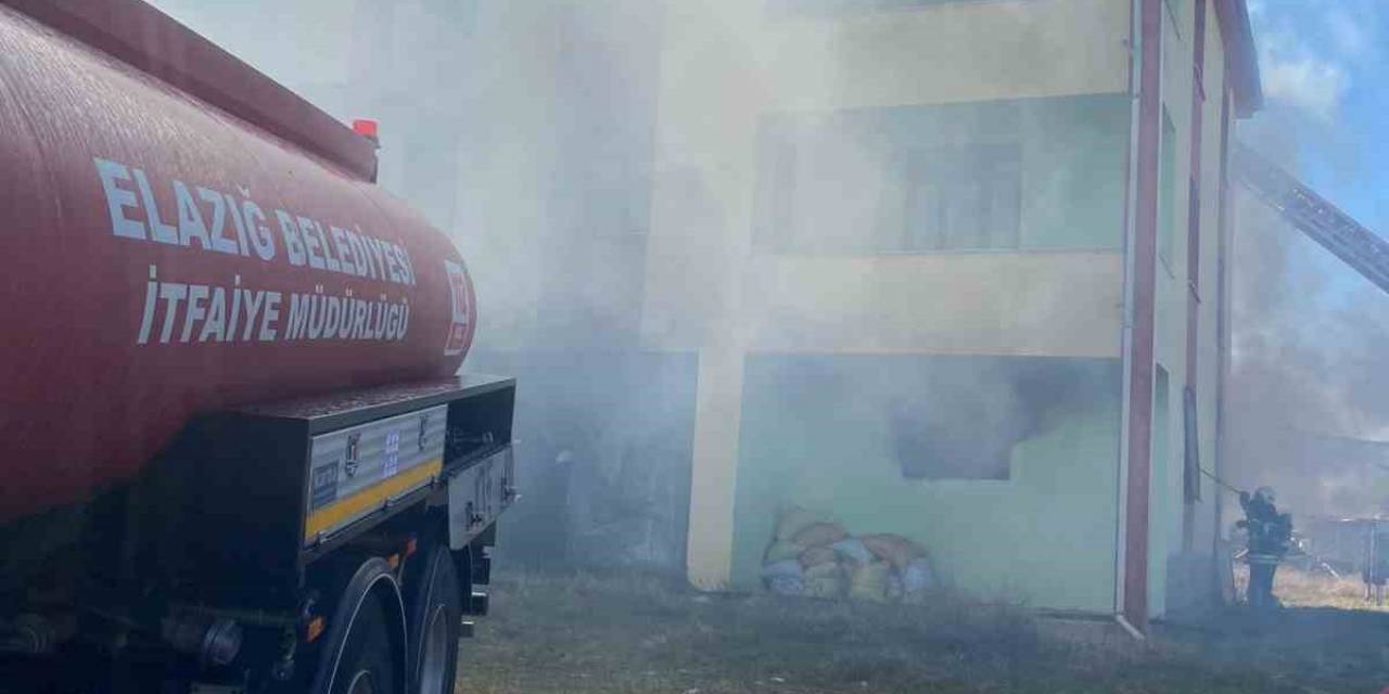 Elazığ’da 3 Katlı Binada Korkutan Yangın