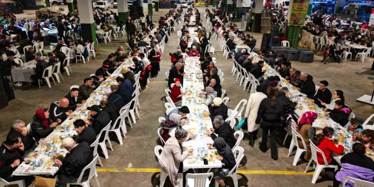 Başkan Hürriyet, İlk İftarı İzmitlilerle Birlikte Yaptı