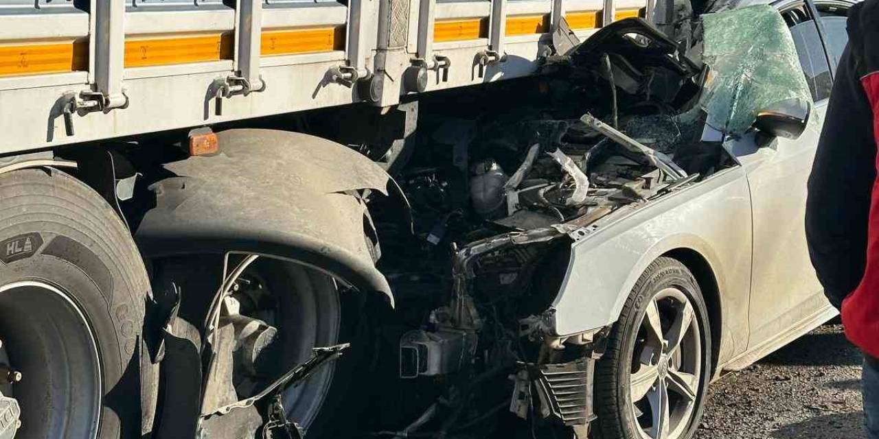 Siverek’te Park Halindeki Tıra Otomobil Çarptı: 1 Ölü