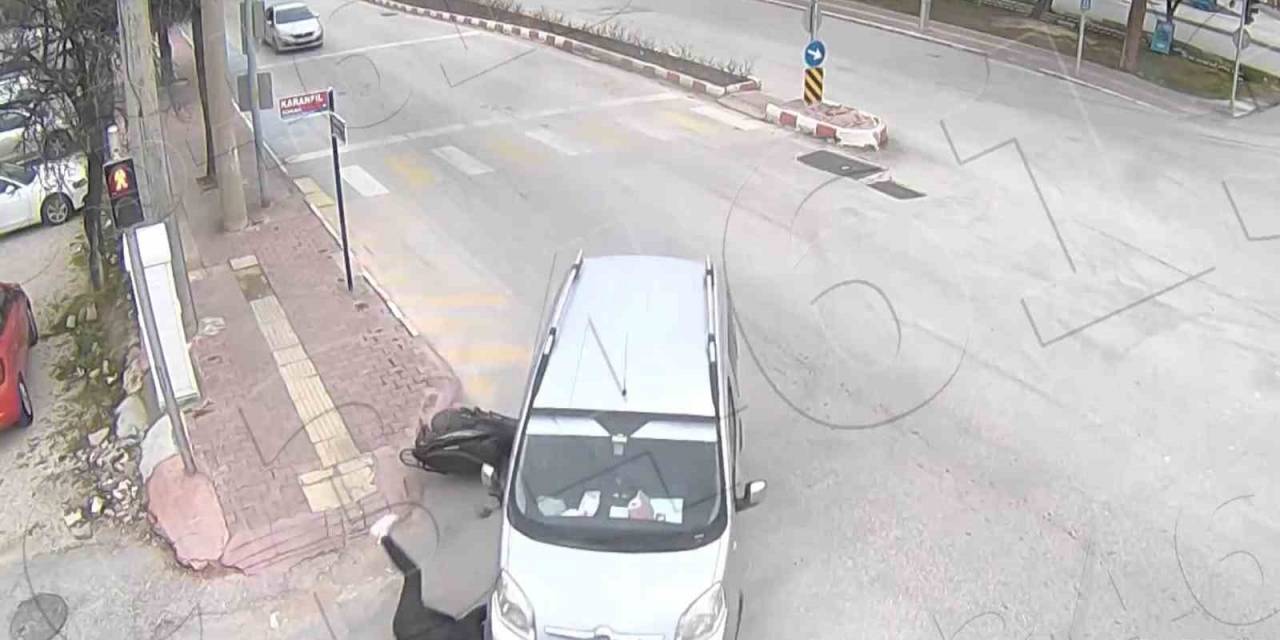 Sağından Geçmek İstediği Otomobilin Altında Kalmaktan Son Anda Kurtuldu