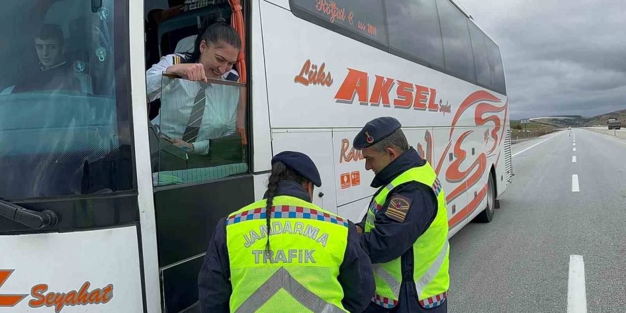 Kadın Astsubay Durdurduğu Otobüste Kadın Kaptanı Görünce İlginç Anlar Yaşandı