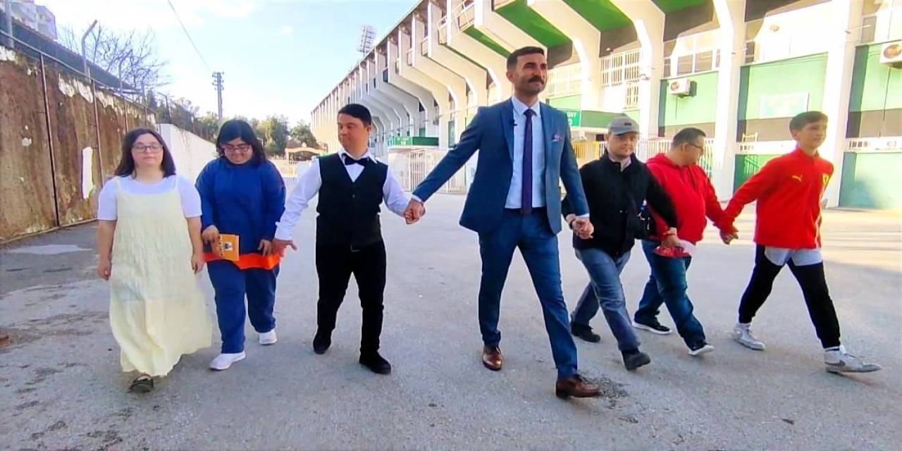 Sıra Dışı Muhtar Adayı Down Sendromlu Çocuklarla Birlikte Oy İstedi