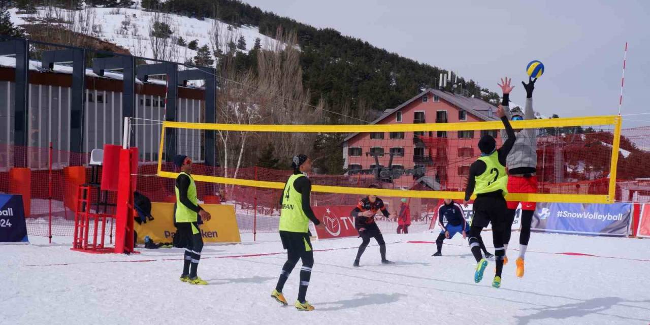 Erzurum’da Kar Voleybolu Heyecanı