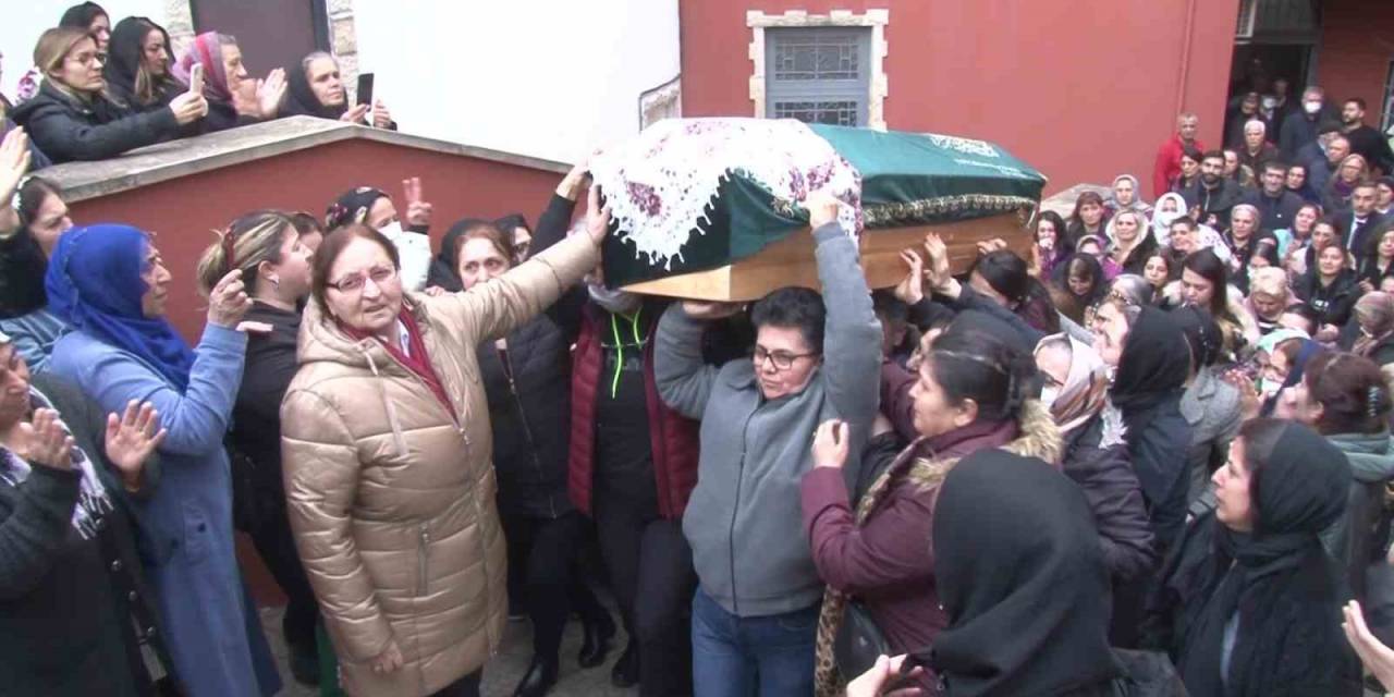 Eşi Tarafından Öldürülen Duygu Can’ın Cenazesinde Tabutunu Kadınlar Taşıdı