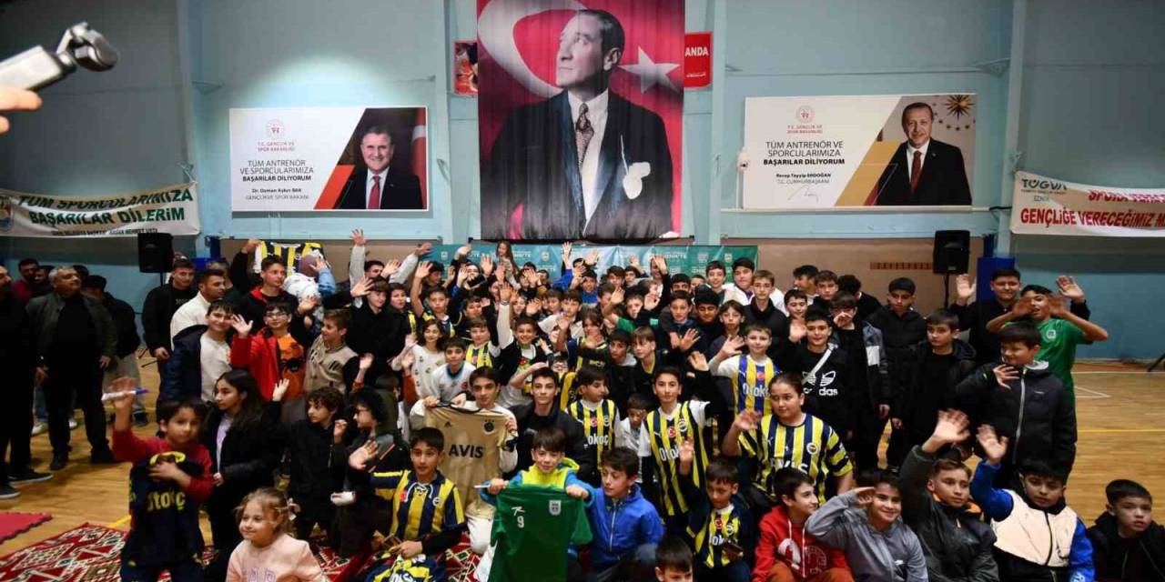 Fenerbahçeli Futbolcu İsmail Yüksek, Bursa’da Gençlerle Buluştu