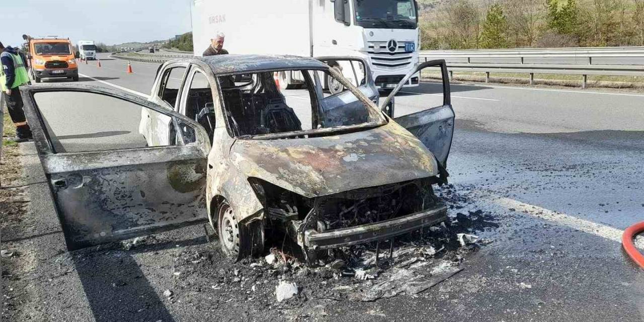 Alev Alev Yanan Otomobilden Geriye Hurda Yığını Kaldı