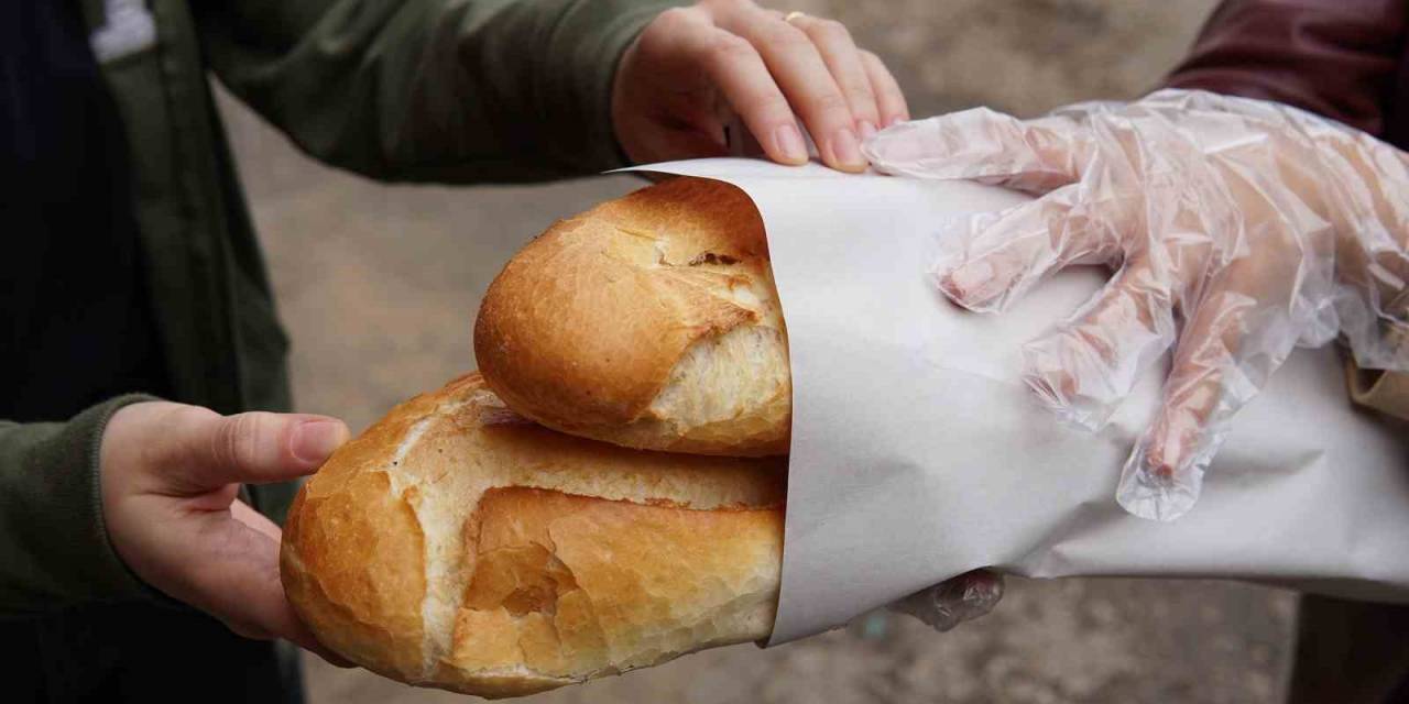 Tarsuslular Ekmeği 1 Liradan Alarak Ramazan’ı Karşıladı