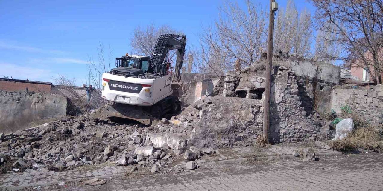 Kars’ta Metruk Yapıların Yıkımı Sürüyor