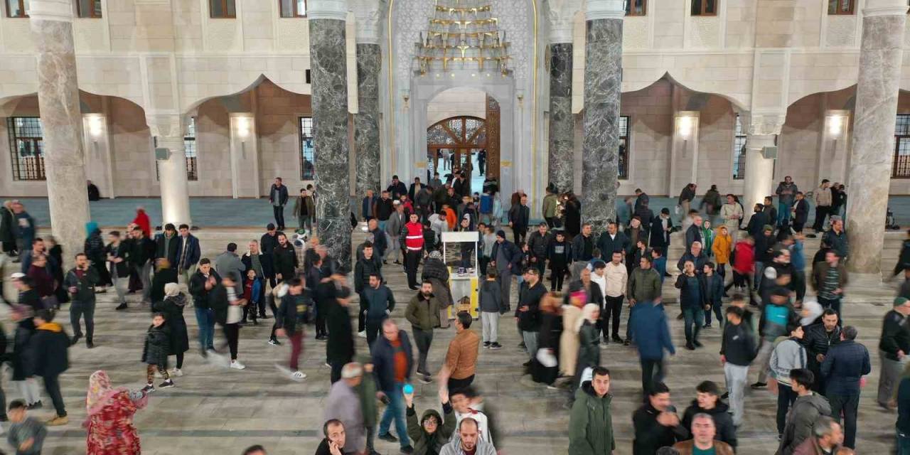 Vatandaşlar Ramazanda Millet Cami’ne Akın Etti