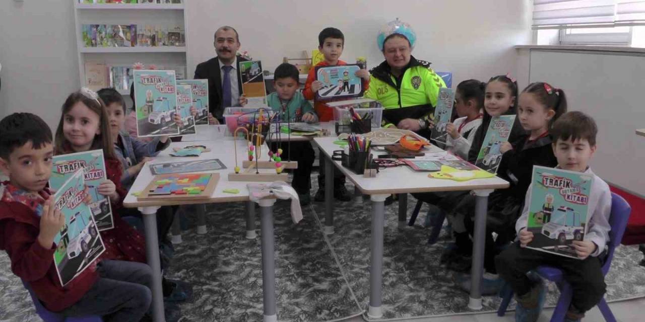 Çocuklar, İstiklal Marşı Okuyarak Akif’i Andı