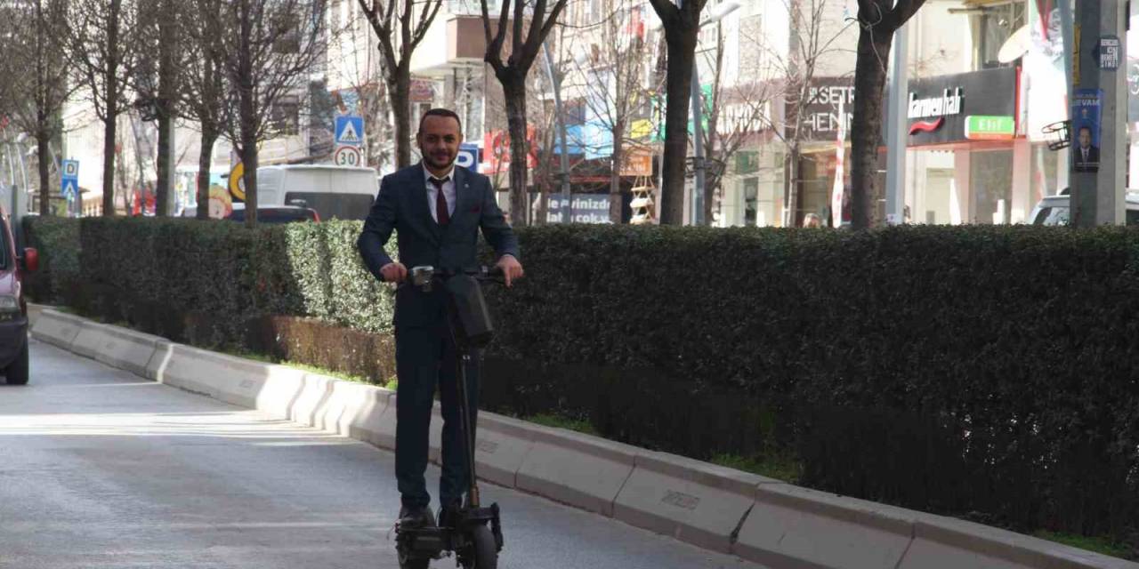 Çankırı’da Sıra Dışı Seçim Çalışması: Scooter’ıyla Sokak Sokak Gezerek Oy İstiyor