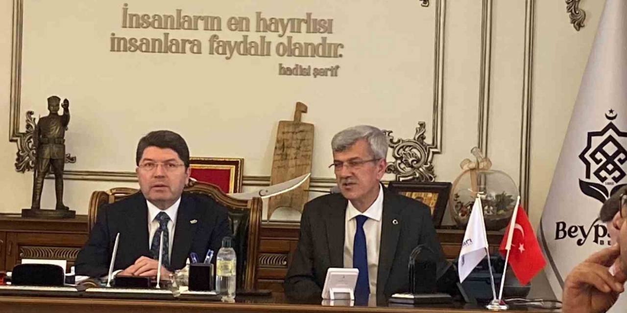 Bakan Tunç: "Cumhurbaşkanı’nın 5’te 3 Çoğunluk Durumunda Tekrar Adaylık Yolu Açılır"