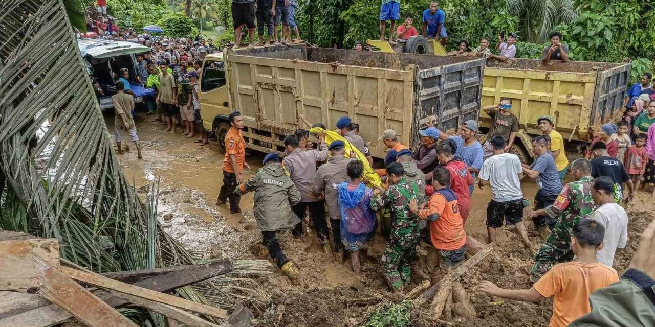 Endonezya’daki Sel Ve Toprak Kaymasında Can Kaybı 32’ye Yükseldi