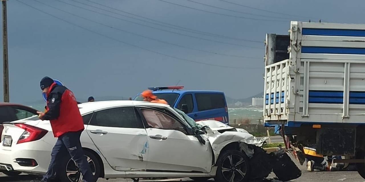 Ayvalık’ta ’u’ Dönüşü Yapılan Kamyonetle Otomobil Çarpıştı