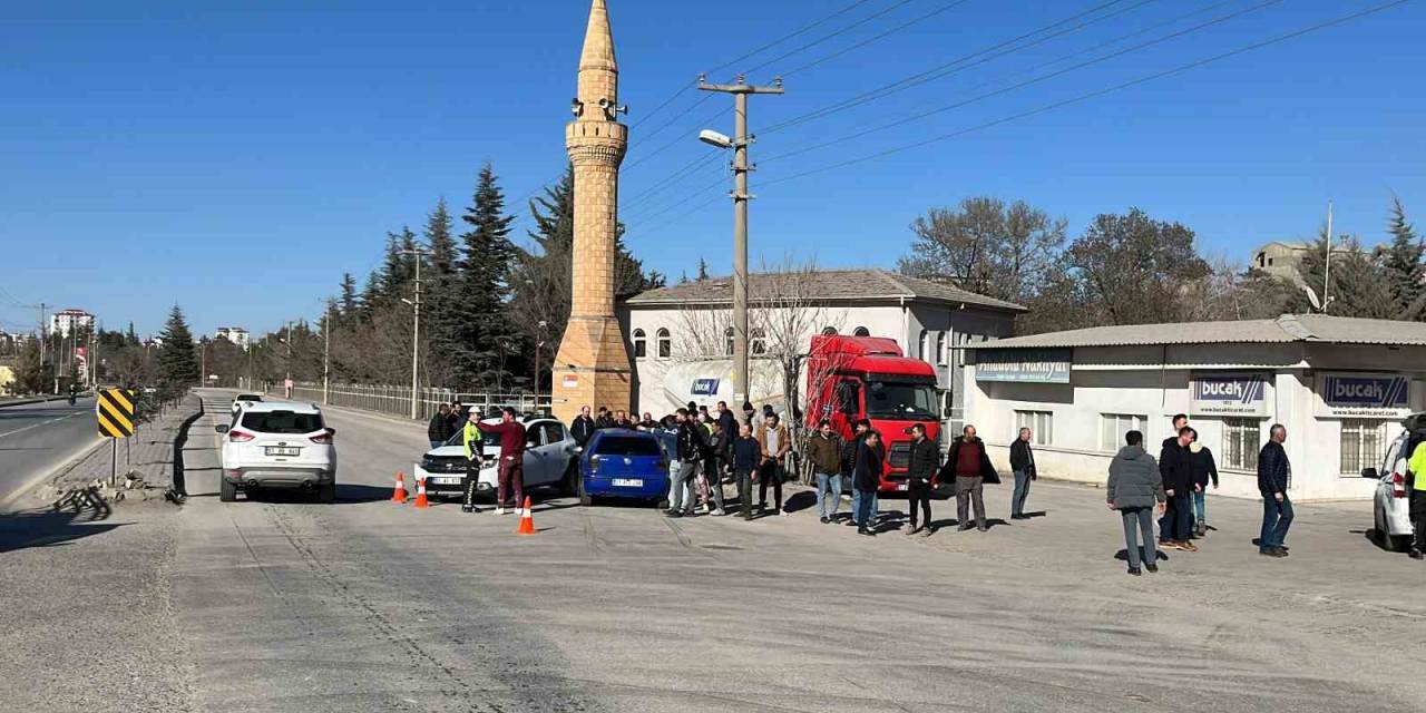 Otomobiller Kavşakta Çarpıştı: 3 Yaralı