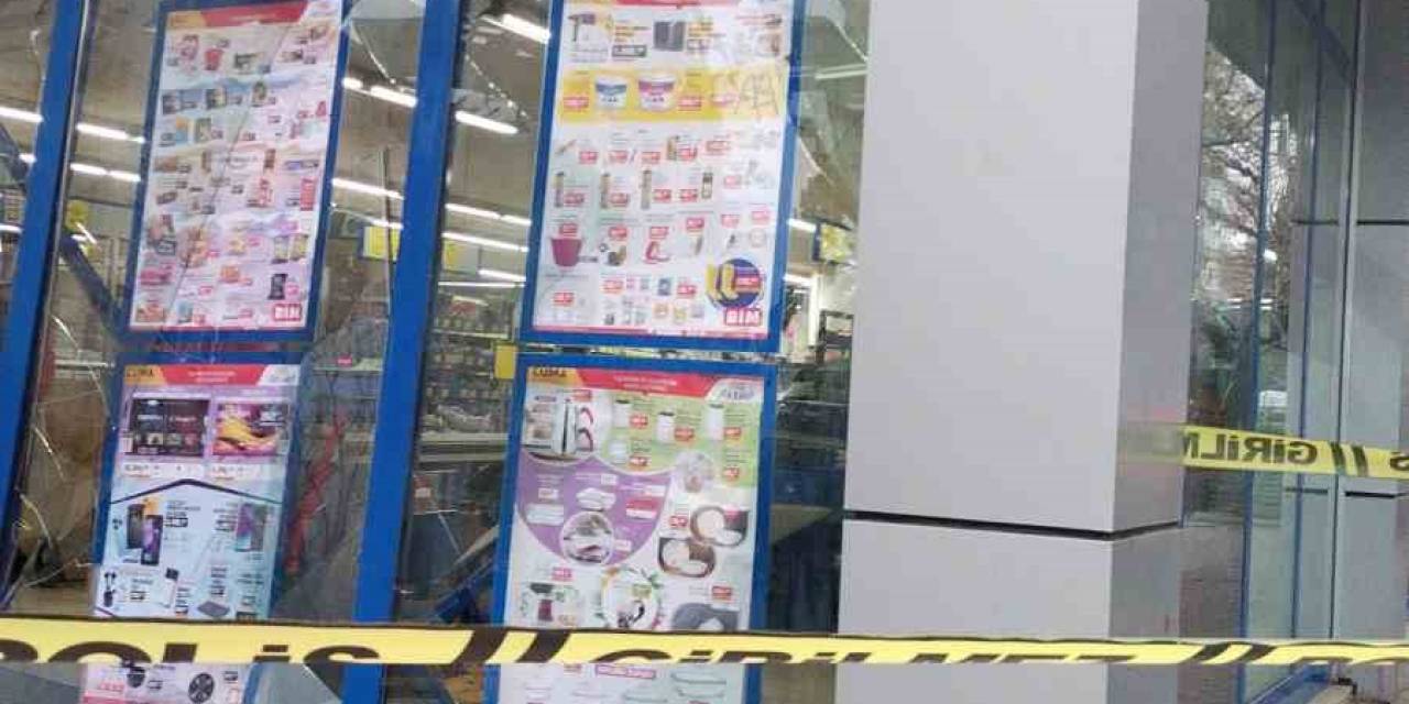 Ataşehir’de Kontrolden Çıkan Araç Markete Girdi: 1 Yaralı