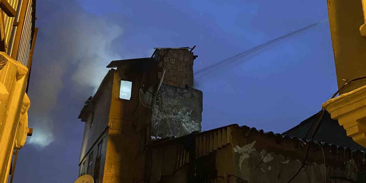 Beyoğlu’nda 3 Katlı Bina Alev Alev Yandı