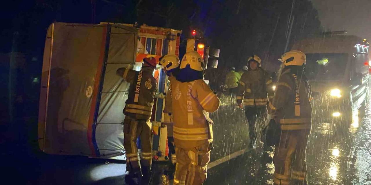 Tekstil Malzemesi Taşıyan Kamyon Devrildi: 1 Yaralı