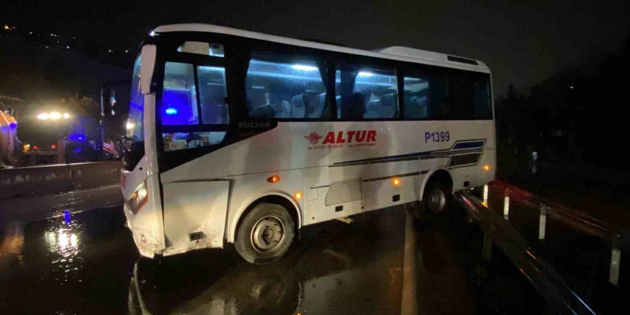 Yağmur Sebebiyle Kayganlaşan Yolda İşçi Servisi Bariyere Çarptı: 1 Yaralı