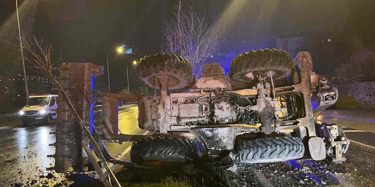 Bariyere Çarpan İş Makinesi Refüje Devrildi: 2 Yaralı