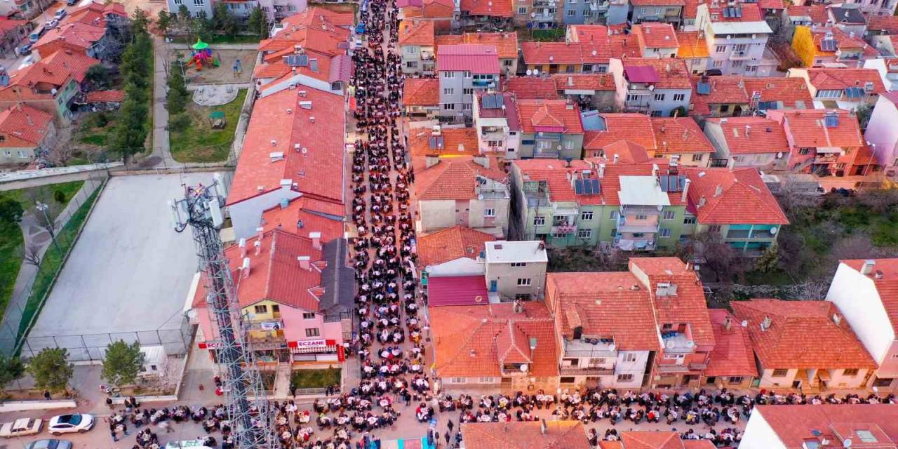 Uşak Belediyesi İlk İftar Yemeğini Dikilitaş Mahallesi’nde Düzenledi