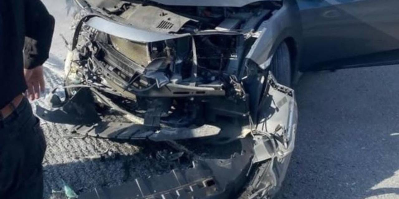 Kamyona Arkadan Çarparak Hurdaya Dönen Otomobilin Sürücüsü Yaralandı