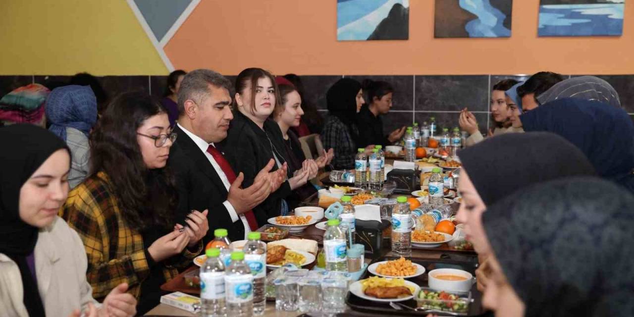 Vali Aslan, İftarını Öğrencilerle Birlikte Açtı