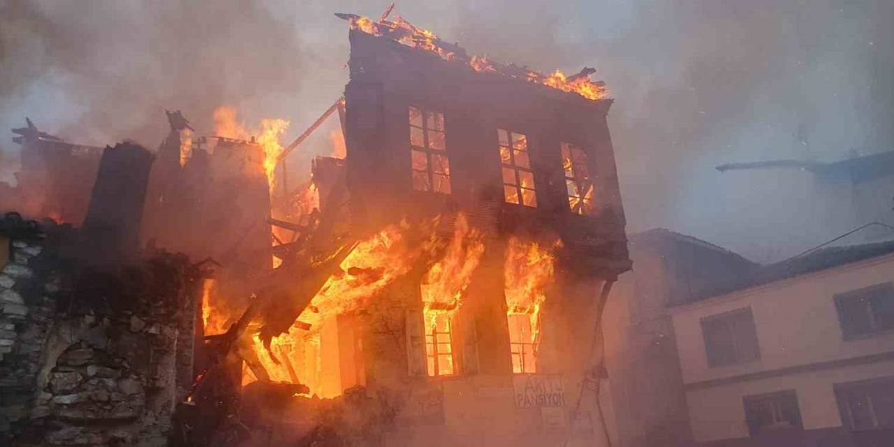 Kuşadası’nda Tarihi Bina Alev Alev Yandı