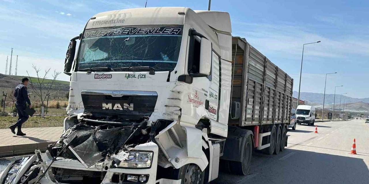İki Tırın Çarpıştığı Kazada Yaralanan Sürücü Hayatını Kaybetti