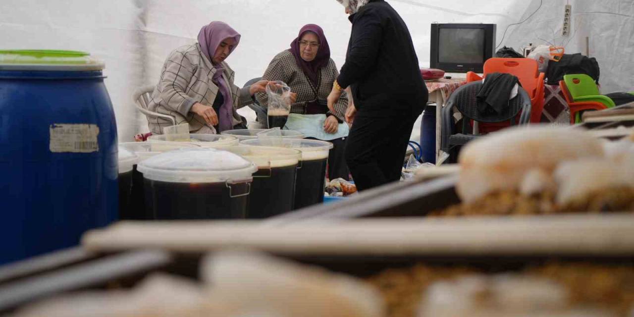 İftar Sofralarının Vazgeçilmez İçeceği Meyan Şerbeti İçin Yoğun Mesai